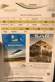 بالصور الفيصل يعرض أول تذكرة لقطار الحرمين السريع صحيفة المواطن الإلكترونية