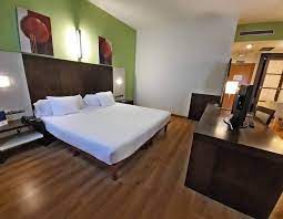 Gracias a nuestra situación junto a una zona comercial, contamos con fácil acceso a las vías más. Hotel La Borona Gijon Web Oficial