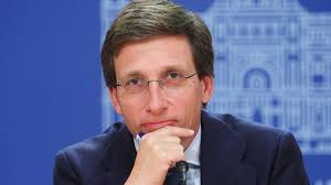 Almeida a Óscar Puente: "insuperable en la ingesta de sustancias" en el PSOE