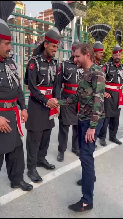Shahid Afridi Visits Wagah Border in Army Uniform