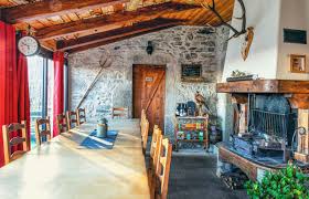 Venez vous ressourcer sur l'aubrac et apprécier des moments de détente en couple ou en famille dans nos chambres d'hôtes et camping au charme discret avec piscine. Chambres D Hotes Lozere Aubrac Marvejols Les Violles