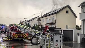 Das unwetter hat in unserer stadt viele. Haus Nach Gewittern Unbewohnbar Unwetter Losen Feuer Fluten Und Unfalle Aus The Weather Channel Artikel Von The Weather Channel Weather Com