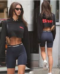 There S One Thing That Emily Ratajkowski Wears With Everything She Owns Shop Her Go To Shoes Here Emily Ratajkowski Style Fitness Fashion Fashion