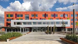 Vrtulník havaroval na aljašském ledovci, když vezl skupinku lyžařů. Willibald Gluck Gymnasium Neumarkt I D Opf Deutsche Bauzeitschrift
