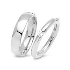 Besser zu früh als zu spät die trauringe sind ein entscheidendes element der hochzeit, das während der feier nicht fehlen darf.wann man diese kauft, hängt in erster linie davon ab, ob sie beim juwelier des vertrauens von der stange gekauft werden oder ob man sich für zwei ganz besondere ringe entscheidet. Eheringe Und Trauringe Mit Gravur Gunstig Online Kaufen