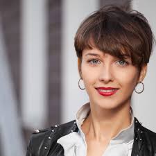 Ein kurzer bob mit seitenscheitel ist ein hervorragender schnitt für alle, die eher rundliche gesichter haben. Hairstyles Diese Frisuren Sind Perfekt Fur Kleine Frauen Bunte De