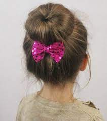 Joli Chignon Pare D Un Noeud Coiffure Petite Fille Simple Et Elegante Coiffure Petite Fille Idees De Coiffures Cheveux D Enfant