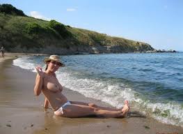 Smiling brunette with very big boobs posing topless at public beach —  Russian Sexy Girls