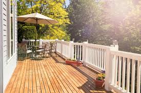Patio avec piscine et porte coulissante verret par patios et clôtures beaulieu. Wood Deck Or Cement Patio