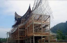 Rumah gadang adalah rumah adat yang berasal dari minangkabau, yang hingga kini masih banyak di temui di provinsi sumatra barat. Rumah Adat Minangkabau Bagonjong Rumah Gadang Berserta Penjelasannya Masbidin Net