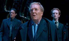 Ia adalah menteri sihir inggris yang menjabat sejak 1990 hingga 1996. Harry Potter Character Cornelius Fudge Was Originally A Muggle Politician