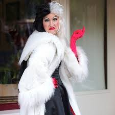 Black And White Fur Coat Cruella Deville Cruella De Vil Diy Halloween Costumes For Women Halloween Costumes Women Easy Halloween Costumes