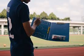 Strategi permainan sepak bola strategi dalam permainan sepak bola dibedakan menjadi dua yaitu penekanan yang dilakukan, sebisa mungkin dilakukan pada daerah lawan bertahan sehingga para. 3 Strategi Terbaik Dalam Sepak Bola Halaman 1 Kompasiana Com