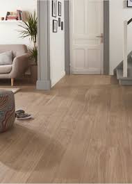 Un Carrelage A L Aspect Parquet Naturel Pour Un Interieur Chaleureux Et Authentique Castorama Inspiration De Carrelage Carrelage Aspect Bois Carrelage Sol