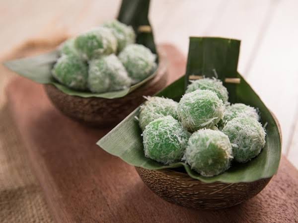 Cara Membuat Klepon Isi Gula Aren yang Kenyal dan Lumer