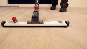 Vous devrez bien l'essorer afin d'éviter que l'eau ne s'infiltre par ses interstices. Voici Comment Nettoyer Et Entretenir Votre Sol Stratifie