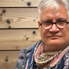 Amigas y Amigos: Esta foto fue arribando a los estudios de Radio Televisión  Española en Madrid. Yo estaba en plena promoción de mi primera novela “El  infinito rumor del agua” editada por