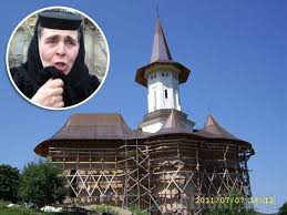 Inițial pe locul acesteia a fost un mic schit, întemeiat de ieromonahul iosif, susținut materialicește de pitarul casian suruceanu. Oastea Domnului Sofronie Mazilirea Staretei Manastirii Voivozi A