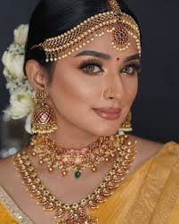 Here's the look I created during my one-on-one demo makeup class✨️ Let me  know your thoughts 💛 . In frame @hemalatha.kumaran Lens @ommylens Flower  @apshairflowers . . . #mua #muamalaysia #muaklangvalley #bridalmakeupipoh #