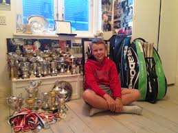 ˈhɔl'gɔ ˈviːtus ˈnøˌsgɔw' ˈʁuːnə, born 29 april 2003) is a danish tennis player. Danmarks Naeste Store Tennisstjerne Holger Og Drommen Om Roger Federer