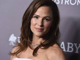 Brought up in charleston, west virginia, garner studied theatre at denison university and began acting as an understudy for the roundabout theatre company in new york city.she made her screen debut in the television adaptation of danielle steel's romance novel zoya (1995). Jennifer Garner Responded To Troll Who Said That She Makes No Movies