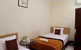 Located in bandung, within 1.8 mi of braga city walk and 3.1 mi of trans studio bandung, bantal guling alun alun bandung features accommodations with a shared lounge and free wifi as well as free private parking for guests who drive. Bantal Guling Guest House Alun Alun Bandung Di Bandung 1001malam Com