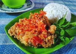 8 the chili pepper, garlic, shallot and tomato are often freshly ground using a mortar, while the terasi or belacan (shrimp paste) is fried or burned first to kill its pungent smell as well as to. Ayam Geprek Sambal Mentah Rumah Bumn