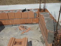 Caramida, beton, portiuni tratate cu grund. Zidaria Casei Din Caramida Constructia Parterului Casadex Ro