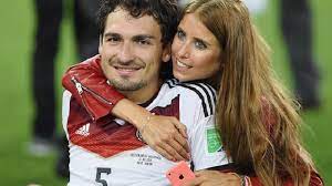 Mats julian hummels (born 16 december 1988) is a german professional footballer who plays as a centre back for bundesliga club borussia dortmund and the germany national team. Kisah Cinta Korea Selatan Kepada Mats Hummels Dan Kenangan Pertukaran Jersey Di Lorong Tribunnews Com Mobile