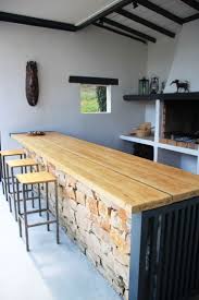 Espace Bar Au Coin Du Feu De Cheminee Barbecue Avec Pierres Apparentes Et Plate Outdoor Kitchen Bars Small Outdoor Kitchen Design Outdoor Kitchen Design