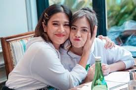 Download tiktok video without watermark. Zara Eks Jkt48 Ajari Dian Sastro Bikin Video Tik Tok Perdana Info Komputer