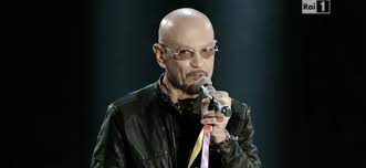 Enrico ruggeri (milano, 5 giugno 1957) è un cantautore, scrittore, conduttore televisivo e conduttore radiofonico italiano. Video Enrico Ruggeri A Sanremo 2016 Con Il Primo Amore Non Si Scorda Mai