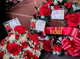 Un altar a las afueras de Anfield: aficionados del Liverpool le rinden  homenaje a Diogo Jota | CRHoy.com