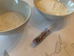 Der schleim mit der zahnpasta hat sehr gut funktioniert mann muss aber sehr viel speisestärke. Diy Fur Kinder Glitzernden Knetschleim Einfach Selber Machen Mamaskiste De
