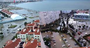 Araç sele kapıldı, 2 kişi kayıp. Izmir De Denizle Sel Sulari Birlesti Arabalar Yuzdu Ege Telgraf