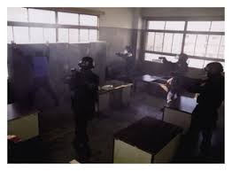 町田市立てこもり事件 （まちだし たてこもりじけん）とは、 1992年 7月8日 に 神奈川県警察 の捜査員を殺害した男が、 東京都 町田市 の民家で家人を 人質 に取り、立て籠もった事件。 3 æœæŸ»åŠ› åŸ·è¡ŒåŠ›ã®æ›´ãªã‚‹å¼·åŒ–