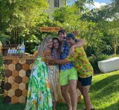 Chayanne y su hijo conquistan las redes al presumir sus abs de acero. Chayanne Y Sus Hijos Quienes Son Los Adolescentes