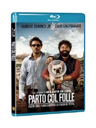 Zach galifianakis nasce a wilkesboro, nella carolina del nord, il 1º ottobre del 1969 da harry galifianakis, un venditore d'olio da riscaldamento statunitense, suo padre ha genitori greci originari dell'isola di creta, e di mary frances cashion, un'attivista statunitense di origini scozzesi, irlandesi, francesi, inglesi e gallesi, gestrice di un centro comunitario per le arti. Parto Col Folle Dvd It