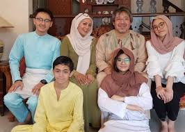 Anugerah usahawan cemerlang selangor pada tahun 1995 oleh dewan perniagaan melayu selangor. Mustapha Kamal Dan Isteri Semakin Pulih Selepas Dijangkiti Demam Virus Hiburan Mstar