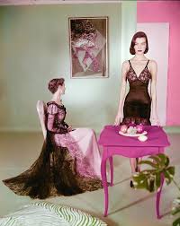 «messi barsada qolishni o'ylayapti» o'qildi: Models In Odette Barsa Lingerie By Horst P Horst