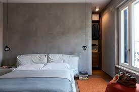 Camera da letto moderna con pannelli in pvc di colore giallo, di semplice montaggio e immediato effetto che stagliano la testata in tessuto grigio con un idea camera da letto moderna con cabina armadio con lo spazio delimitato con colori a contrasto. L Idea Del Mese Ricavare Una Cabina Armadio Dietro Il Letto