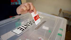 Cualquier votante registrado puede solicitar una papeleta de voto en ausencia por correo y votar de manera segura desde su hogar. Jhhfkvljlwyntm