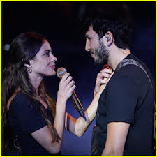 Tini, sebastián yatra , ambos ] oye, escucha lo que tengo que decir ya no me quedan coro: Tini Stoessel Boyfriend Sebastian Yatra Rehearse For Premios Juventud Awards 2019 Martina Stoessel Sebastian Yatra Tini Just Jared Jr
