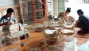 Burung murai membuat alat membengkokkan ruji bambu untuk sangkar bulat (s41). Kerajinan Membuat Sangkar Burung Di Desa Canh Hoach