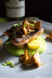 Salmon Sobre Lecho De Crema De Guisantes Al Aceite De Trufa Con Patatas Confitadas Y Setas Salteadas Con Platos Con Pescado Recetas Gourmet Crema De Guisantes