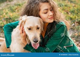 春季卷发女人与狗拥抱的特写库存照片. 图片包括有乐趣, 交配动物者, 似犬, 小狗, 金黄, 活动家- 181060682