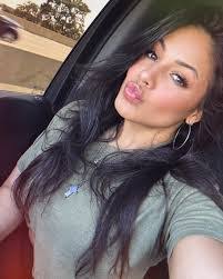 Larissa Spencer's Instagram, Twitter & Facebook