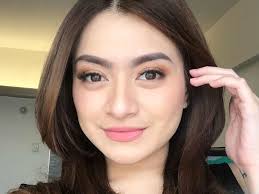 Nathalie holscher merupakan gadis berusia 28 tahun yang berprofesi di dunia hiburan seperti dj, menyanyi hingga model. Sudah Satu Agama Sule Dijodohin Sama Nathalie Holscher