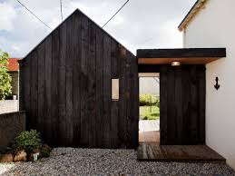 Une Extension En Bois Brule Dans Un Secteur Protege Du Morbihan Bois Brule Extension Maison Bois Bardage Bois