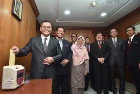 Raja muda selangor sempurnakan istiadat pemasyhuran. Twitter à¤ªà¤° Berita Harian Menteri Besar Selangor Amirudin Shari Memulakan Tugas Sebagai Menteri Besar Selangor Di Pejabat Menteri Besar Bangunan Setiausaha Kerajaan Negeri Suk Selangor Foto Muhammad Sulaiman Https T Co Dvbeh9f5ps